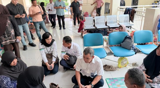 Direktur SDM ASDP berbincang dengan keluarga korban insiden KMP Aceh Hebat 2