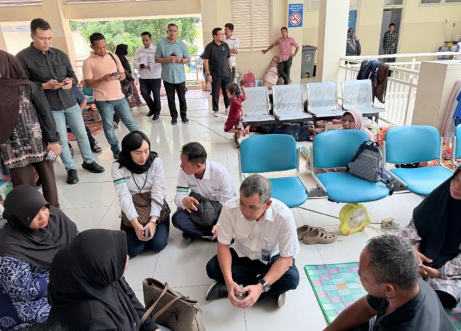 
 Direktur SDM ASDP berbincang dengan keluarga korban insiden KMP Aceh Hebat 2