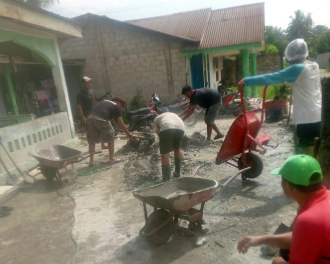 
 Semangat Gotong Royong Warga Desa Lae Oram Perbaiki Jalan Berlubang Secara Swadaya