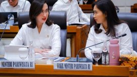 Menpar dan Wamenpar di Gedung DPR