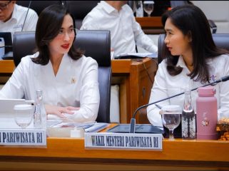 Menpar dan Wamenpar di Gedung DPR