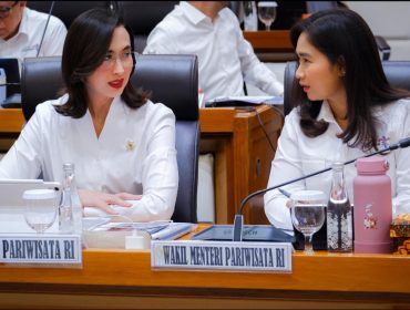 Menpar dan Wamenpar di Gedung DPR