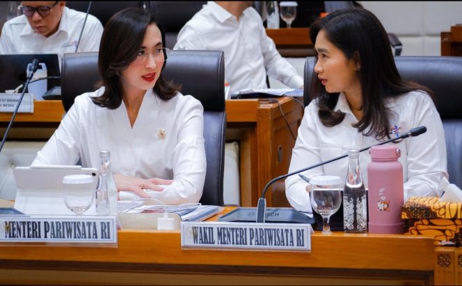 
 Menpar dan Wamenpar di Gedung DPR