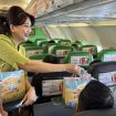 Pramugari Citilink saat memberi hadiah kejutan pada penumpang anak