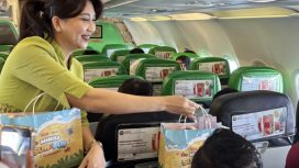 Pramugari Citilink saat memberi hadiah kejutan pada penumpang anak