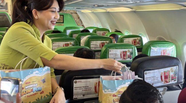 Pramugari Citilink saat memberi hadiah kejutan pada penumpang anak