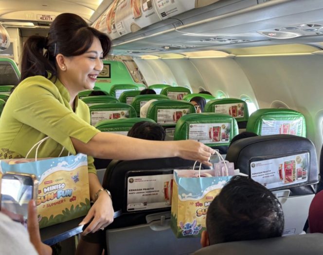 
 Pramugari Citilink saat memberi hadiah kejutan pada penumpang anak