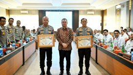 Menhub Dudy di sela pemberian penghargaan