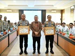 Menhub Dudy di sela pemberian penghargaan