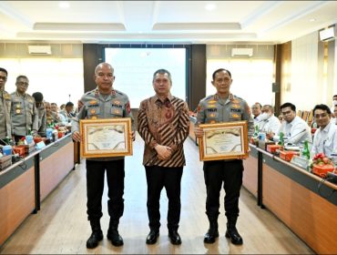 Menhub Dudy di sela pemberian penghargaan