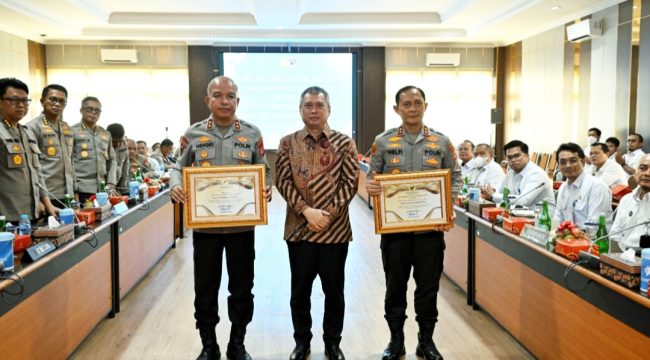 Menhub Dudy di sela pemberian penghargaan