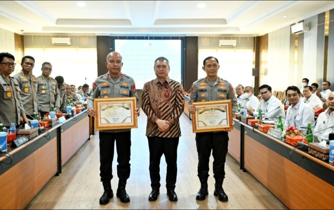 
 Menhub Dudy di sela pemberian penghargaan