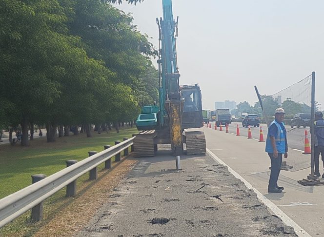 
 Ruas jalan tol Jagorawi tengah perawatan