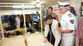 Wakil Ketua Komisi XI DPR saat meninjau KM Kelimutu