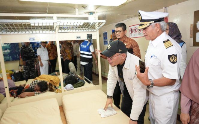 
 Wakil Ketua Komisi XI DPR saat meninjau KM Kelimutu