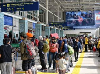 Masyarakat pergi berlibur dengan angkutan umum