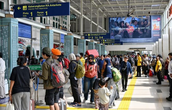 
 Masyarakat pergi berlibur dengan angkutan umum