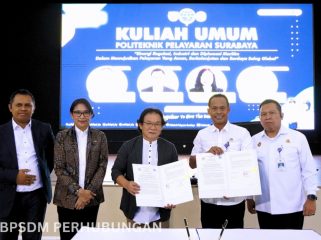 Para pembicara di Poltekpel Surabaya