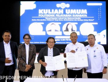 Para pembicara di Poltekpel Surabaya