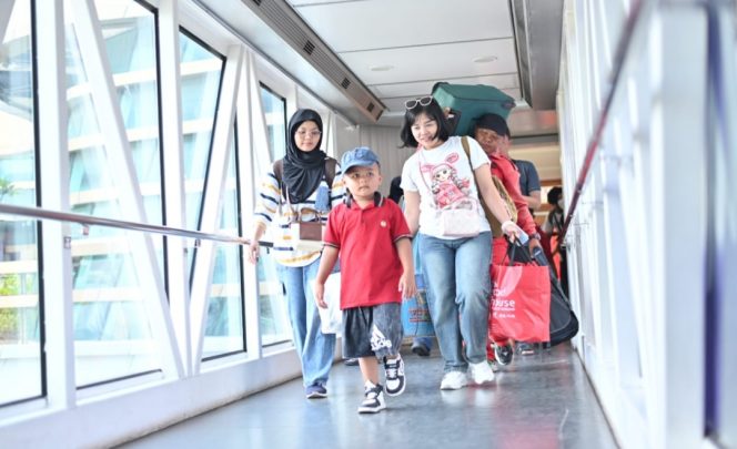 
 Penumpang penyeberangan