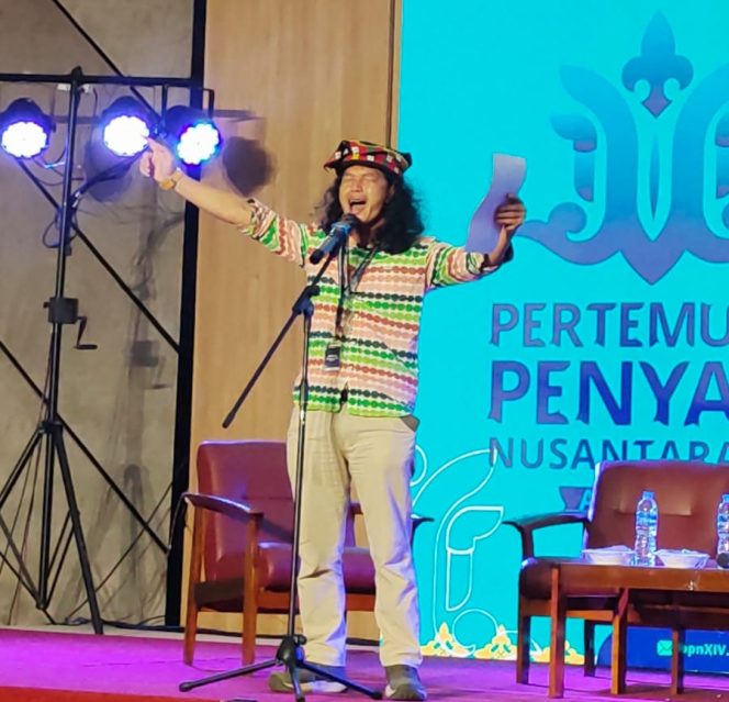 
 Jasa Purnama Bacakan Puisi “Surya Menggeliat” pada PPN XIV Aceh di Perpustakaan Aceh