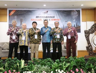 Dirjen Hubud (tengah) di Munas IABI