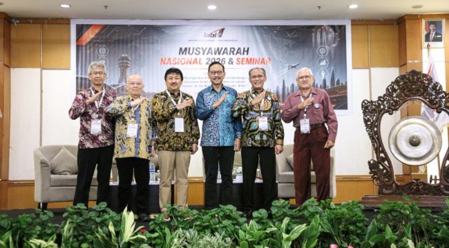 Dirjen Hubud (tengah) di Munas IABI