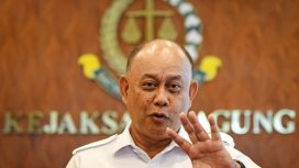 Kepala Badan Gizi Nasional (BGN) Dadan Hindayana menyampaikan keterangan kepada wartawan usai bertemu dengan Jaksa Agung ST Burhanuddin di Gedung Kejaksaan Agung, Jakarta, Selasa (17/3/2026). Foto: Aditya Pradana Putra/ANTARA FOTO