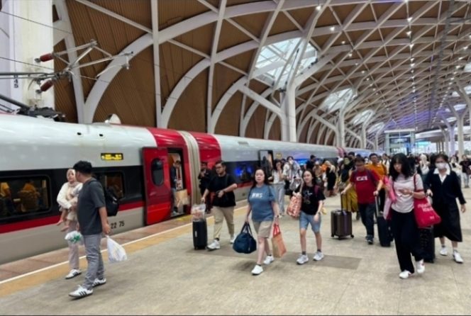 
 KAI Services Hadirkan Dining Car di Kereta Whoosh, Nikmati Kuliner di Perjalanan Singkat