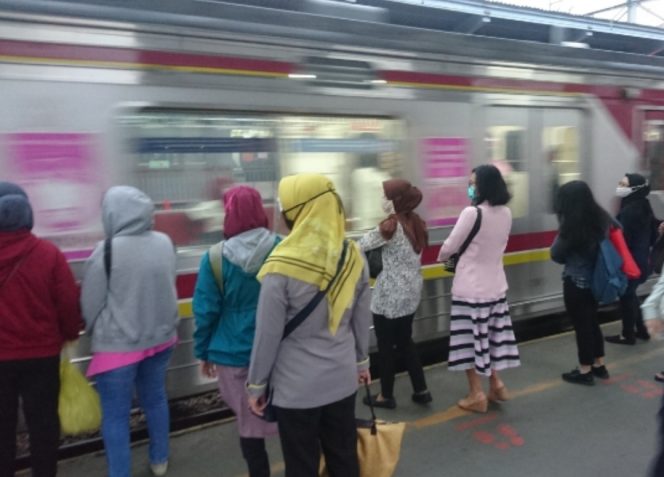 
 Viral Keributan di Gerbong Wanita KRL Tanah Abang-Rangkasbitung, Penumpang Sampai Diinjak hingga Dijambak