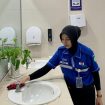 Pingki Eka Islami, petugas kebersihan KAI Services di Stasiun Madiun, meraih penghargaan Frontliner of The Month periode Mei 2026.