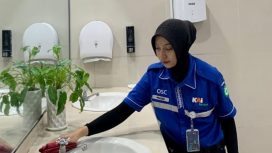 Pingki Eka Islami, petugas kebersihan KAI Services di Stasiun Madiun, meraih penghargaan Frontliner of The Month periode Mei 2026.