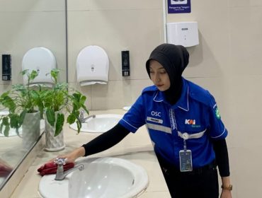 Pingki Eka Islami, petugas kebersihan KAI Services di Stasiun Madiun, meraih penghargaan Frontliner of The Month periode Mei 2026.