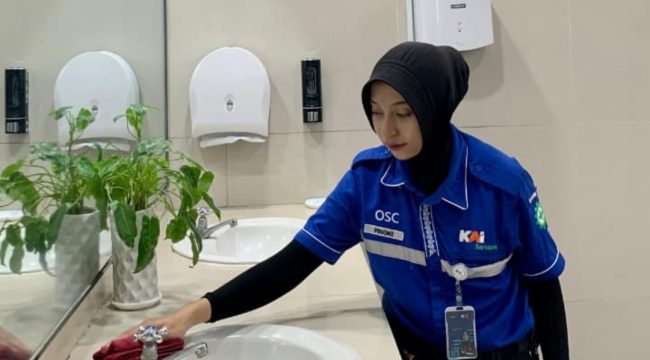 Pingki Eka Islami, petugas kebersihan KAI Services di Stasiun Madiun, meraih penghargaan Frontliner of The Month periode Mei 2026.