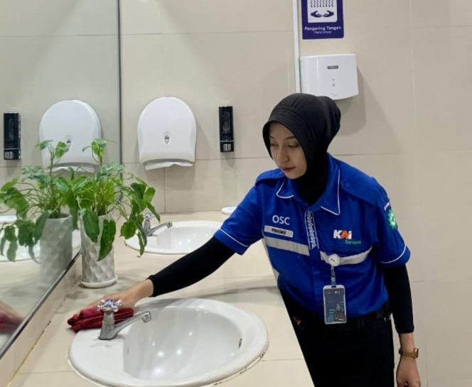 
 Pingki Eka Islami, petugas kebersihan KAI Services di Stasiun Madiun, meraih penghargaan Frontliner of The Month periode Mei 2026.