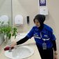 Pingki Eka Islami, petugas kebersihan KAI Services di Stasiun Madiun, meraih penghargaan Frontliner of The Month periode Mei 2026.
