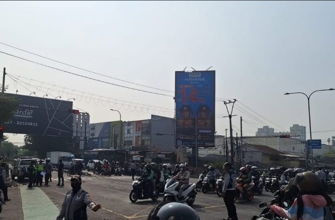 
 Truk Tabrak Sejumlah Motor di Simpang Unisma Bekasi, Satu Orang Tewas
