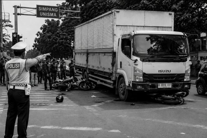
 Kecelakaan Truk Seruduk Motor di Lampu Merah Bekasi, Total 10 Korban