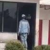 Seorang terduga pelaku pengeroyokan mendatangi pos petugas penjaga pintu perlintasan sebidang di Garut. (Ist)