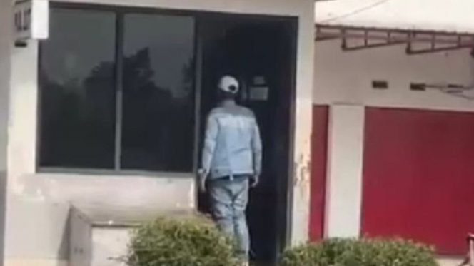
 Seorang terduga pelaku pengeroyokan mendatangi pos petugas penjaga pintu perlintasan sebidang di Garut. (Ist)