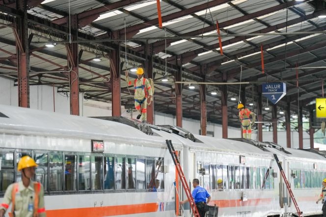 
 Petugas Pengisian Air KAI Services, Garda Senyap di Balik Nyamannya Perjalanan Kereta Api