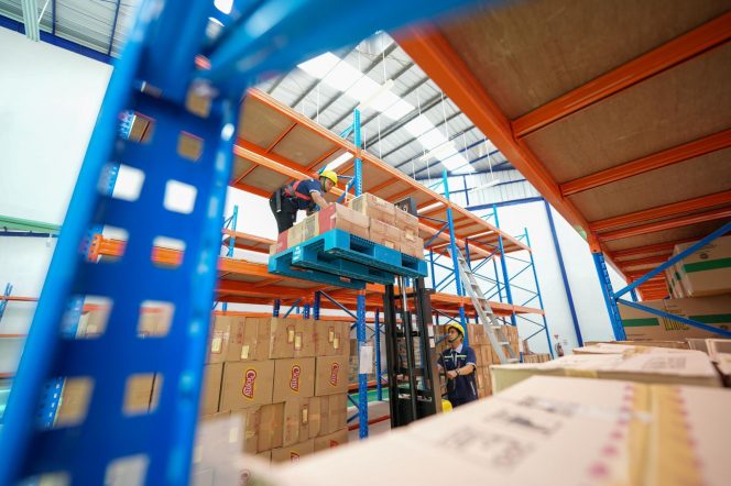 
 Petugas Logistik KAI Services Pastikan Ketersediaan Konsumsi Penumpang Kereta Api
