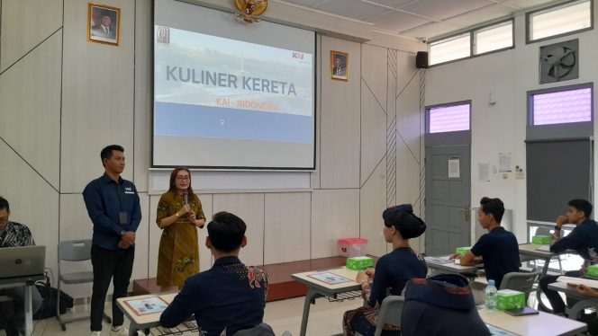 
 KAI Services Bekali Prama Prami dengan Teknik Sales untuk Dongkrak Penjualan Merchandise di Kereta