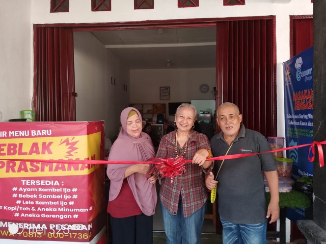 
 Yatti Surachman Resmikan Kedai Seblak Prasmanan & Ayam Penyet Sambel Ijo Gacorrr di Cipayung