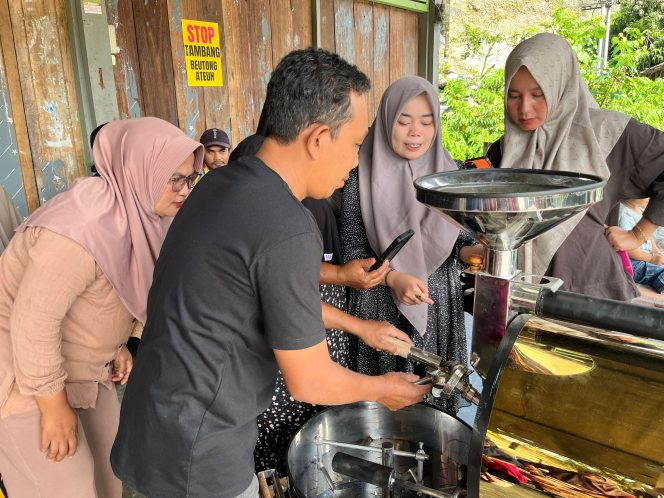 
 Kamaruzzaman Latih Kelompok Perempuan Beutong Bersatu Mengolah Kopi, Dorong Lahirnya Usaha Berbasis Komunitas