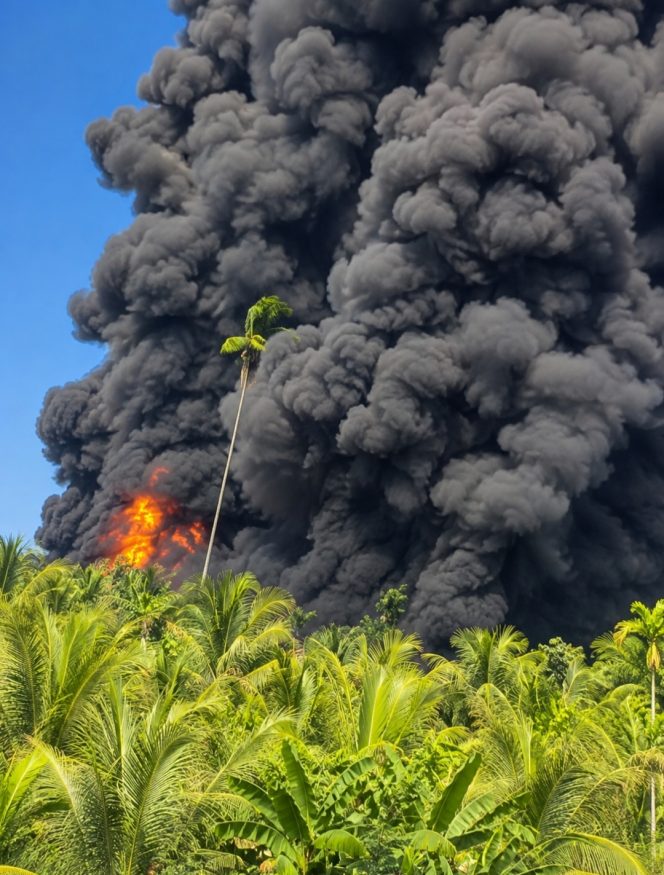 
 Sumur Minyak Tradisional di Darul Ihsan Aceh Timur Terbakar, Petugas Berjibaku Padamkan Api