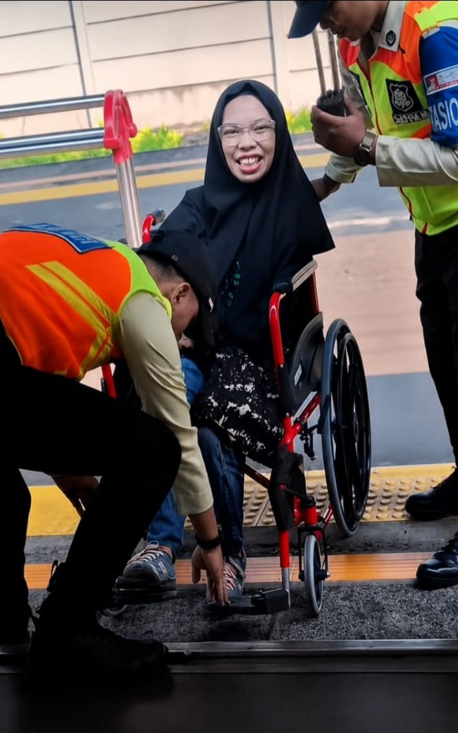 
 Petugas Keamanan KAI Services Tuai Pujian usai Bantu Penumpang Disabilitas Turun dari KRL