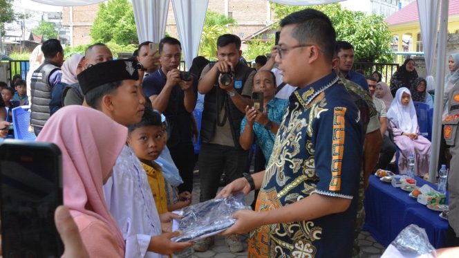 
 Wali Kota Langsa Serahkan Seragam Sekolah Gratis bagi Anak Yatim Piatu di Langsa Lama