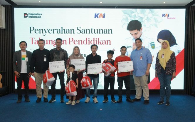 
 Lewat Program TJSL, KAI Salurkan Beasiswa Rp300 Juta untuk Lima Anak Korban Kecelakaan KA di Bekasi Timur