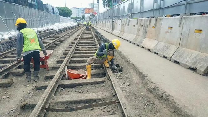 
 Solusi Semu Modernisasi Pemerintah 42 Juta Warga Jabodetabek Dikepung Rel Tua 101 Tahun